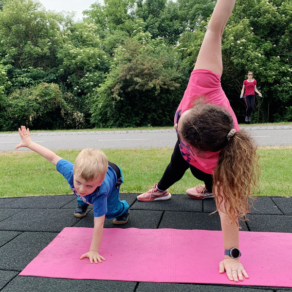 Maminka cvičí se svým dítětem – Workout for Women