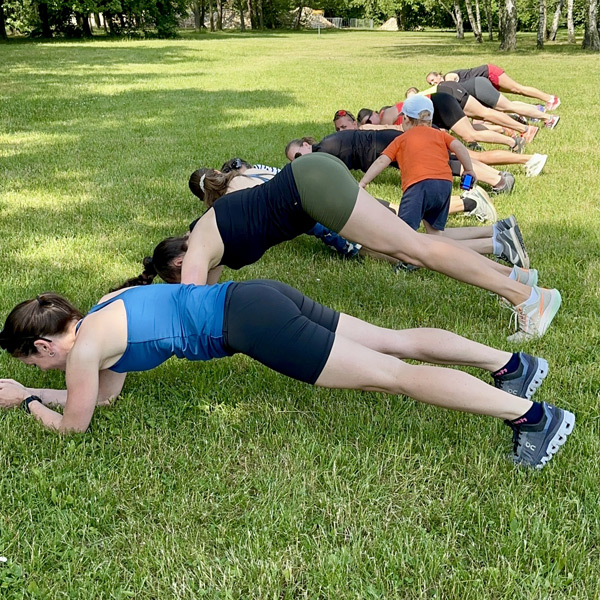 Skupinové posilování v parku Ladronka pod vedením Fyzioterapeutky Kateřiny Kouba